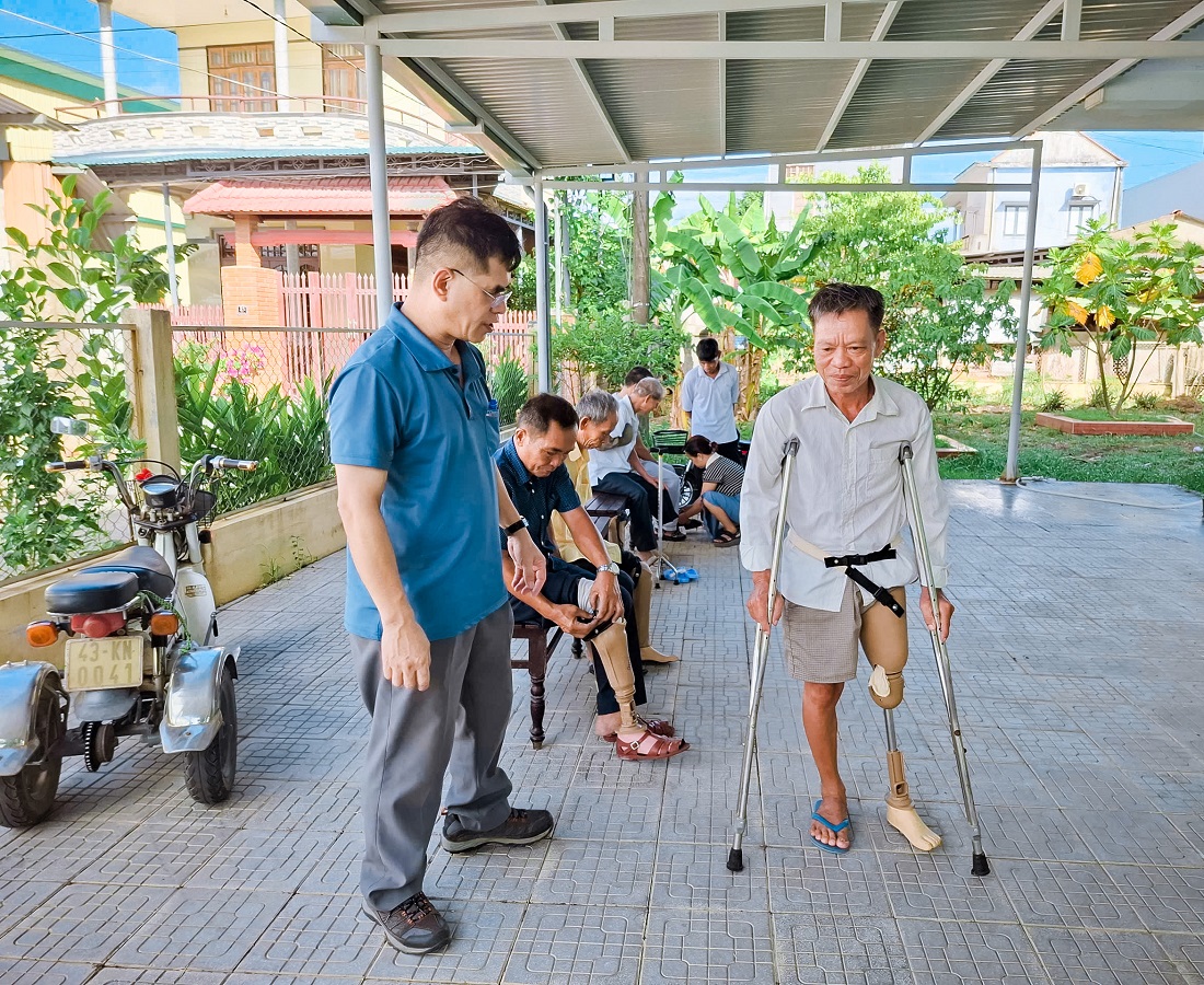 Hơn 80 người khuyết tật và nạn nhân da cam được thử mẫu chân tay giả và dụng cụ chỉnh hình ở Huế